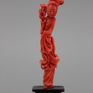 A carved Chinese red coral figure of a Guanyin, 19/20th C. — 照片 1
