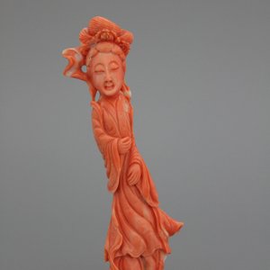 A carved Chinese red coral figure of a Guanyin, 19/20th C. — 照片 1