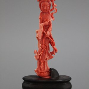 A carved Chinese red coral figure of a guanyin, 19/20th C. — photo 1