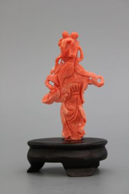 A carved Chinese red coral figure of a lady, 19/20th C.