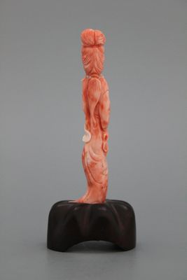 A carved Chinese red coral figure of a lady, 19/20th C.