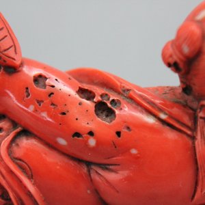 A carved Chinese red coral snuff bottle as a reclining lady, 18/19th C. — 照片 1