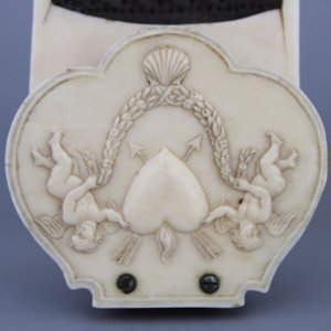 A carved ivory tobacco rasp depicting Satyr with a nymph, Dieppe, early 18th C. — 照片 4