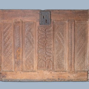 A carved oak front panel of a coffer with tracery panels and geometrical motives, Brittany, France, 17th C. — 照片 1