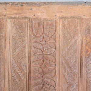 A carved oak front panel of a coffer with tracery panels and geometrical motives, Brittany, France, 17th C. — 照片 2