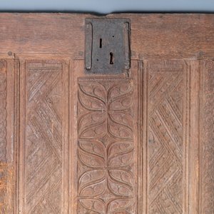A carved oak front panel of a coffer with tracery panels and geometrical motives, Brittany, France, 17th C. — 照片 3
