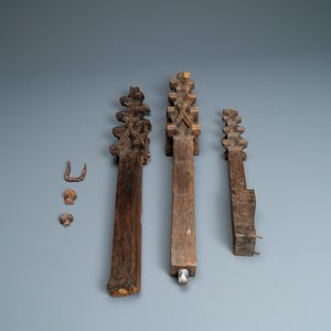A carved oak shelf with pinnacles and stylised flowers and carved panels, 15th C. and later — photo 9