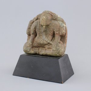 A carved stone figure of Ganesha, possibly Khmer, 12th C. — foto 1