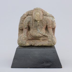 A carved stone figure of Ganesha, possibly Khmer, 12th C. — foto 2