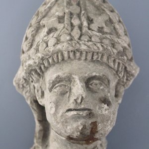 A carved stone head of a saint, 16th C. — 照片 1