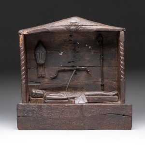 A carved wooden religious shrine depicting the martyrdom of Saint Erasmus of Formia, Germany, 17/18th C. — 照片 1