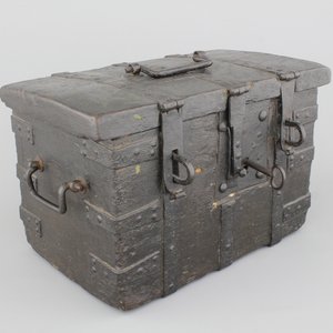 A cast iron and wood strong box, 17th C., The Netherlands — 照片 1