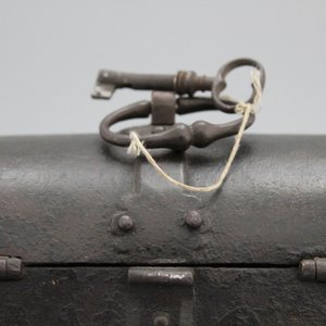 A cast iron letter box with a secret opening mechanism, 16/17th C. — 照片 2