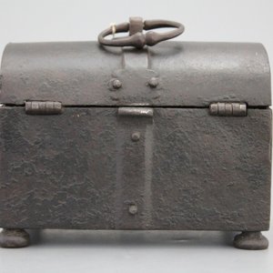 A cast iron letter box with a secret opening mechanism, 16/17th C. — 照片 3