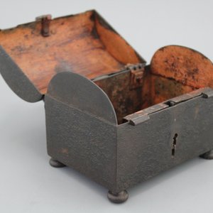 A cast iron letter box with a secret opening mechanism, 16/17th C. — 照片 4
