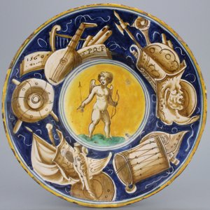A Casteldurante maiolica plate with Cupid holding an arrow, dated 1560 — photo 1