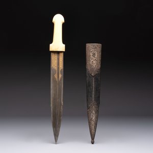 A Caucasian gilt Damascus steel 'Khinjal' with a whale bone hilt and a leather and damascened steel scabbard, 19th C. — photo 2