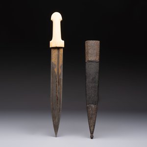 A Caucasian gilt Damascus steel 'Khinjal' with a whale bone hilt and a leather and damascened steel scabbard, 19th C. — photo 3
