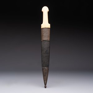 A Caucasian gilt Damascus steel 'Khinjal' with a whale bone hilt and a leather and damascened steel scabbard, 19th C. — photo 4