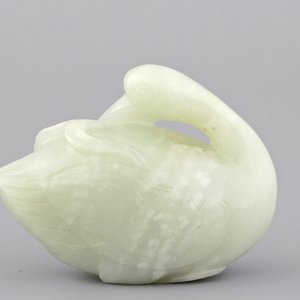 A celadon jade carving of a duck, 19/20th C. — photo 1