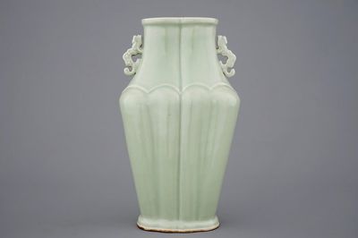 Un vase céladon de forme archaïque, marque de Yongzheng, 19ème