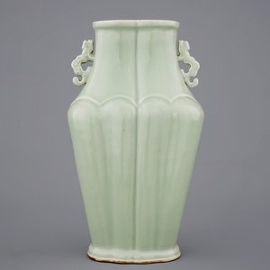 Een celadon vaas naar archaïsch voorbeeld, gemerkt Yongzheng, 19e eeuw — foto 1