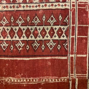 A ceremonial patola ikat sari for the Indonesian market with East India Company-stamps, Gujarat, India, 17th C. — photo 10