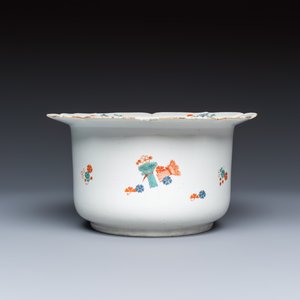 A Chantilly soft-paste porcelain Kakiemon-style 'Squirrel and Grapevine' wine cooler — photo 4