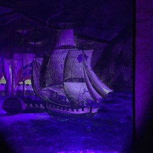 A China trade painting depicting British merchant ships near a harbour, the Great Wall in the back, 19th C. — photo 3