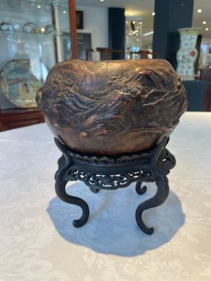 A Chinese agarwood brush washer with landscape relief design on wooden stand, 17/18th C. — foto 1