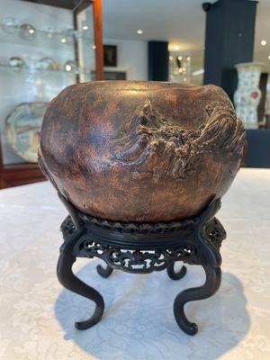 A Chinese agarwood brush washer with landscape relief design on wooden stand, 17/18th C. — foto 2