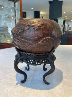 A Chinese agarwood brush washer with landscape relief design on wooden stand, 17/18th C. — foto 3