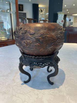 A Chinese agarwood brush washer with landscape relief design on wooden stand, 17/18th C. — foto 4