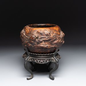 A Chinese agarwood brush washer with landscape relief design on wooden stand, 17/18th C. — foto 1