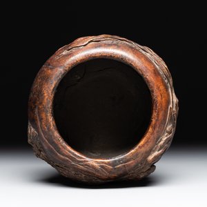 A Chinese agarwood brush washer with landscape relief design on wooden stand, 17/18th C. — foto 12
