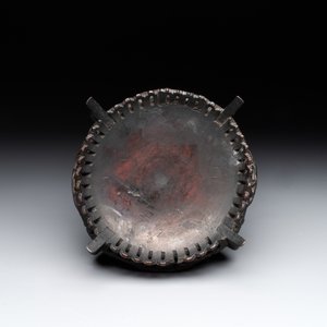 A Chinese agarwood brush washer with landscape relief design on wooden stand, 17/18th C. — foto 14