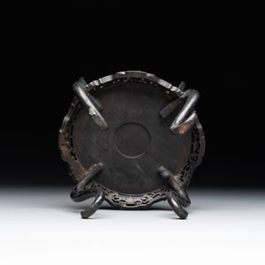 A Chinese agarwood brush washer with landscape relief design on wooden stand, 17/18th C. — foto 15