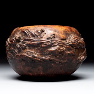 A Chinese agarwood brush washer with landscape relief design on wooden stand, 17/18th C. — foto 2
