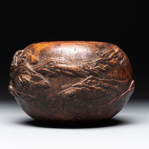 A Chinese agarwood brush washer with landscape relief design on wooden stand, 17/18th C. — foto 3