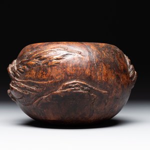 A Chinese agarwood brush washer with landscape relief design on wooden stand, 17/18th C. — foto 4