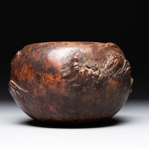 A Chinese agarwood brush washer with landscape relief design on wooden stand, 17/18th C. — foto 5