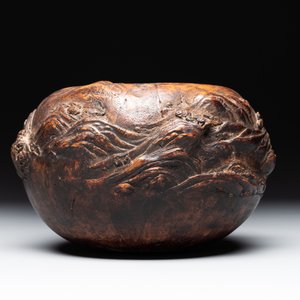 A Chinese agarwood brush washer with landscape relief design on wooden stand, 17/18th C. — foto 6