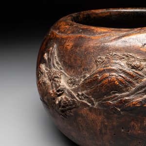 A Chinese agarwood brush washer with landscape relief design on wooden stand, 17/18th C. — foto 7