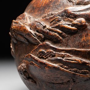 A Chinese agarwood brush washer with landscape relief design on wooden stand, 17/18th C. — foto 8