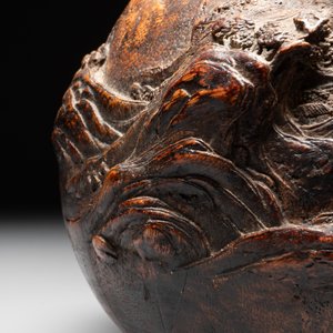 A Chinese agarwood brush washer with landscape relief design on wooden stand, 17/18th C. — foto 9