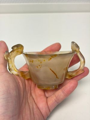 A Chinese agate cup with two lingzhi-form handles, 19th C. — photo 1