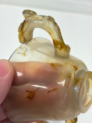 A Chinese agate cup with two lingzhi-form handles, 19th C. — photo 11