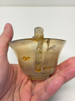 A Chinese agate cup with two lingzhi-form handles, 19th C. — photo 3