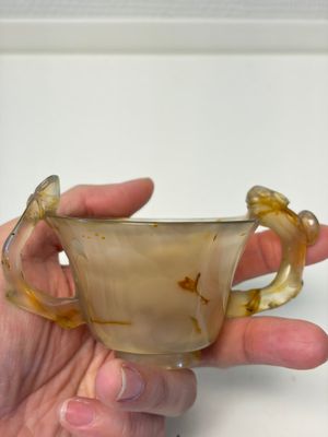 A Chinese agate cup with two lingzhi-form handles, 19th C. — photo 4