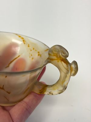 A Chinese agate cup with two lingzhi-form handles, 19th C. — photo 7